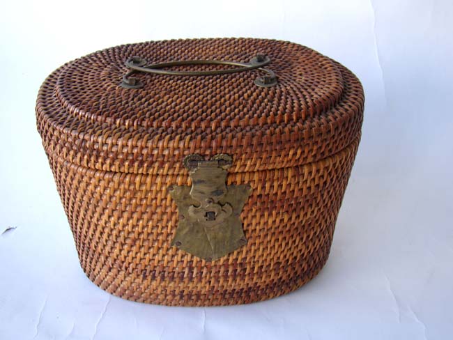 A fine 19th century Chinese Rose Medallion Teapot and cup in their original rattan lidded 'Tea ceremony' basket. — image 3